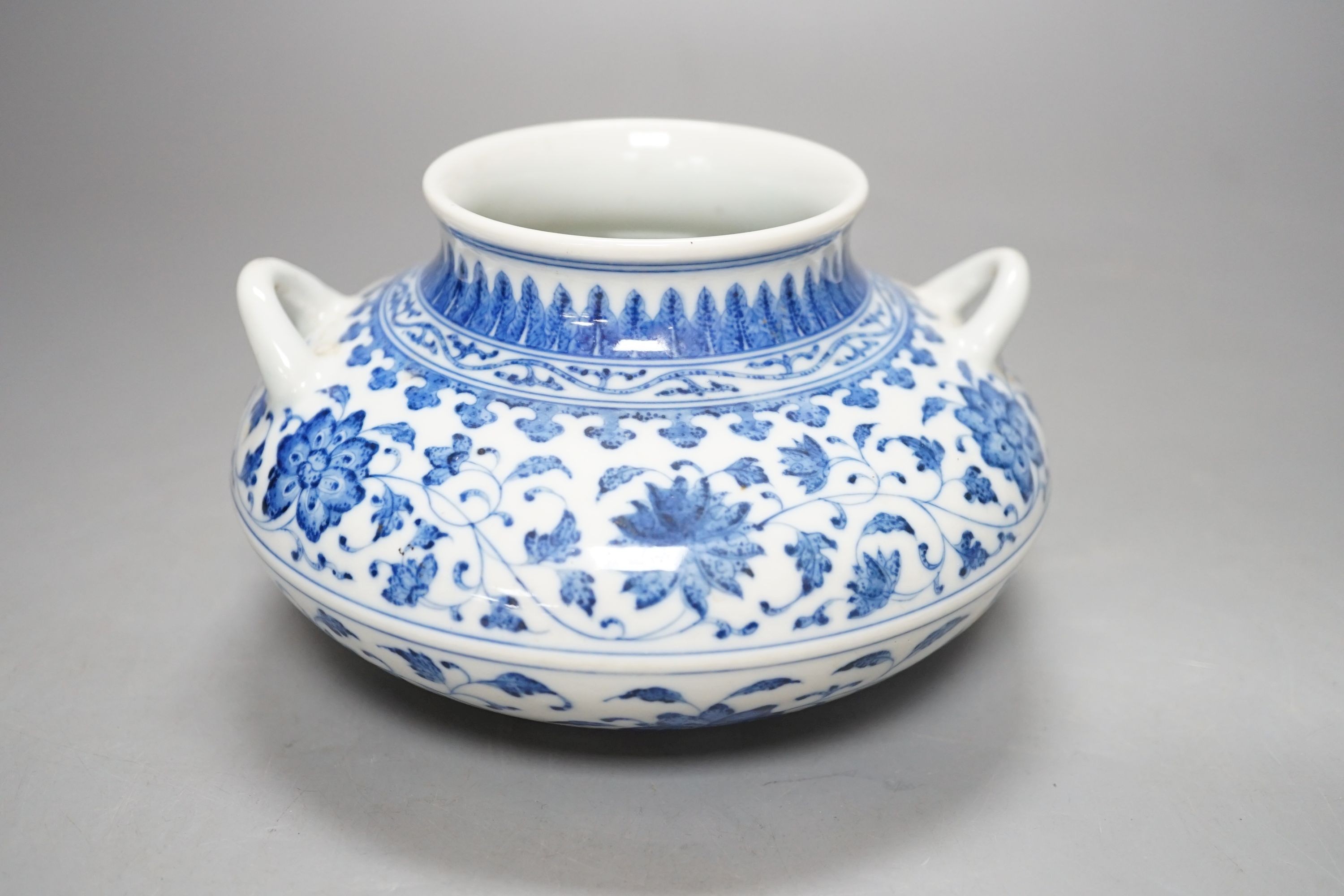 A Chinese blue and white pot, 15cm